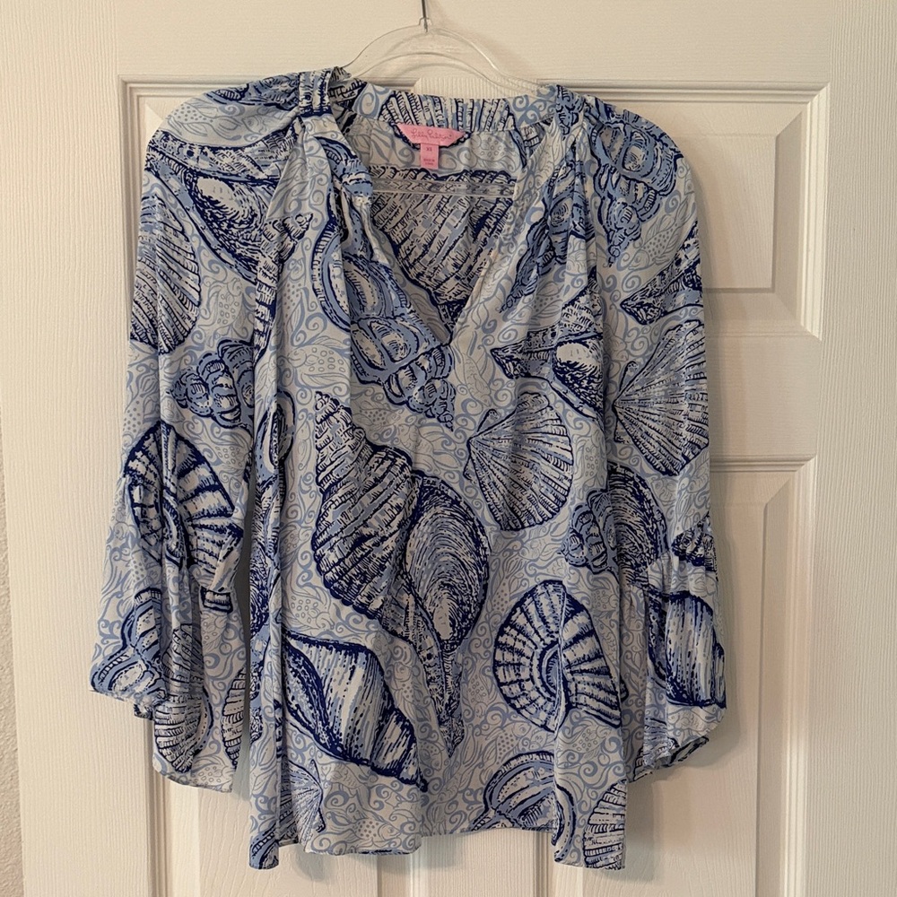 Lilly Pulitzer Seashell Print Blue & White V-Neck Blouse